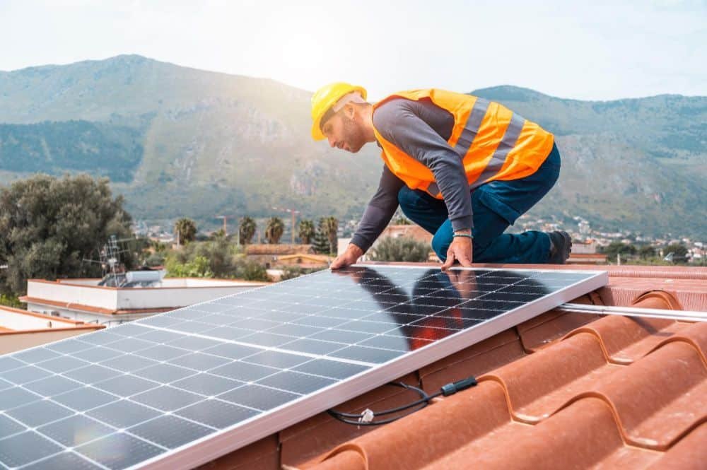 rabajadores ensamblan sistema de energía con panel solar para electricidad