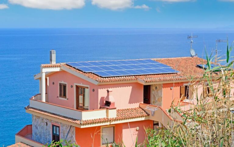 Paneles solares fotovoltaicos cerca del mar