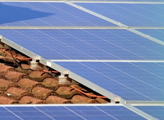 Paneles solares fotovoltaicos en el techo