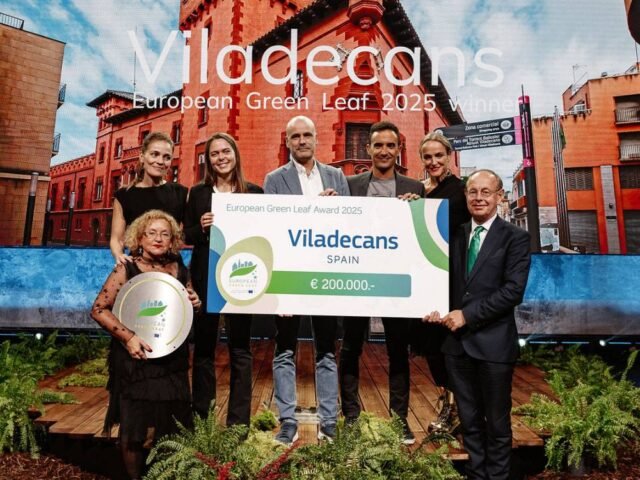 Foto de recogida de premio por parte de Viladecans - premio European Green Leaf 2025