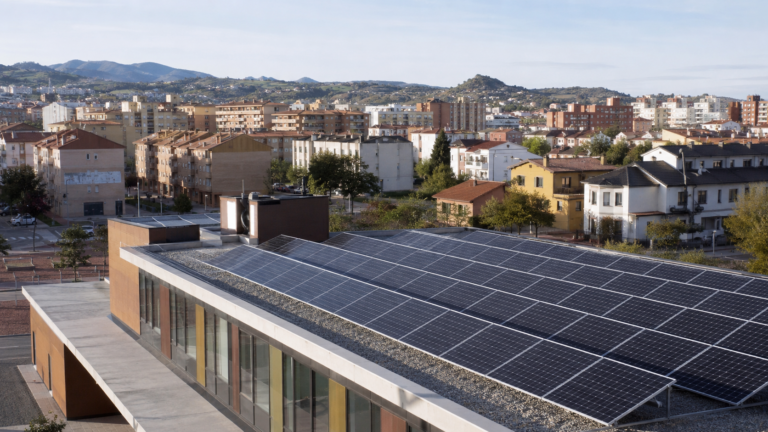 Instalación solar compartida en un edificio rodeado de viviendas