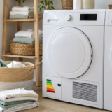 Secadora con etiqueta energética europea en un cuarto de lavado