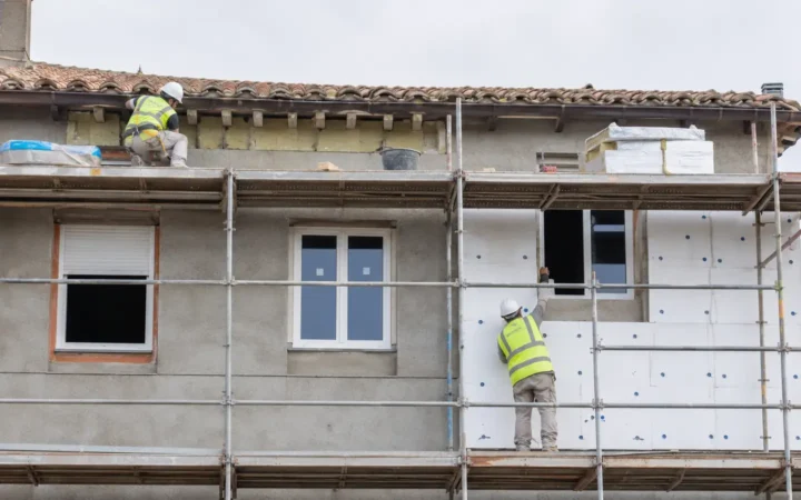 Trabajos de rehabilitación energética en la fachada y las ventanas de una vivienda