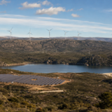 Paisaje español con energía solar, eólica e hidroeléctrica